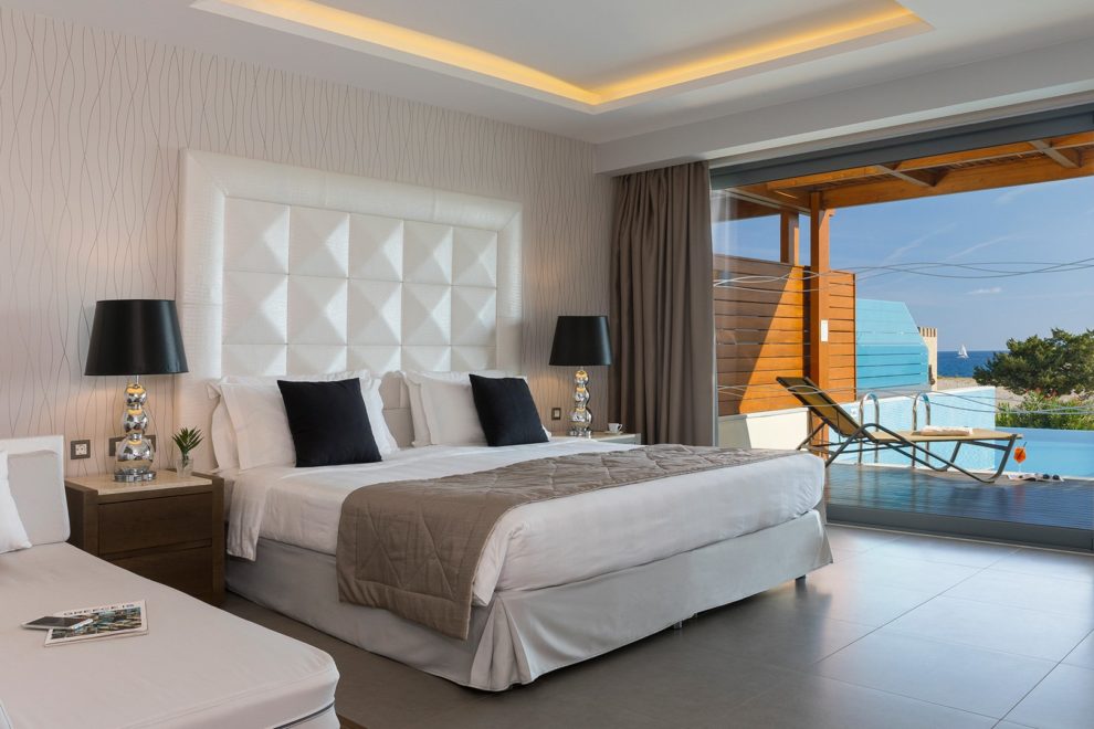 superior_junior_suite_1st_level_with_private_pool_and_sea_view_02