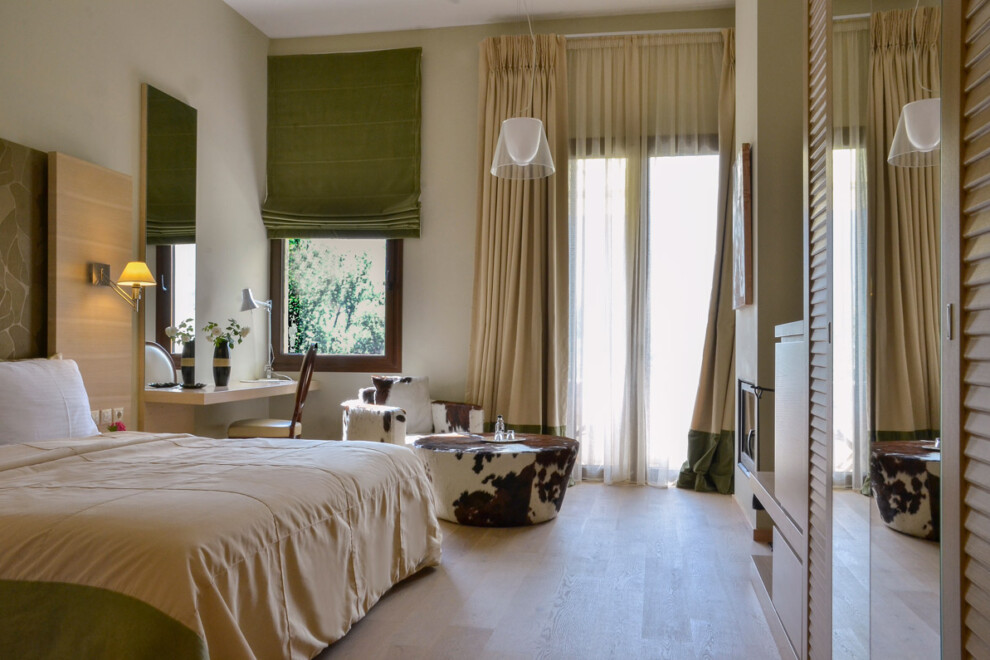 karpenisi-forest-suites-executive-deluxe-room-bedroom-sofa