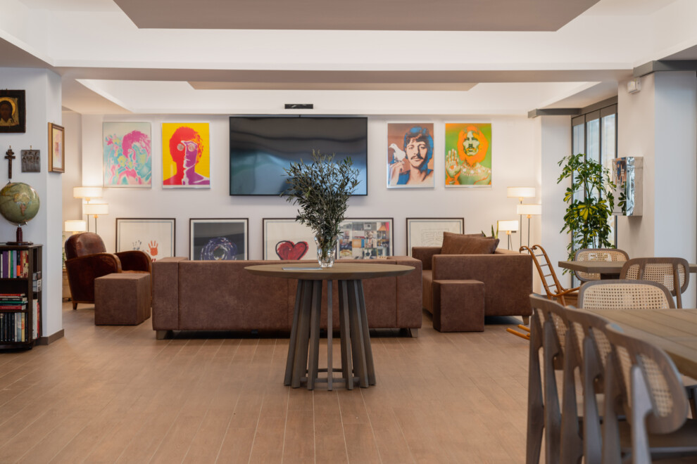 HOTEL LOBBY AREA