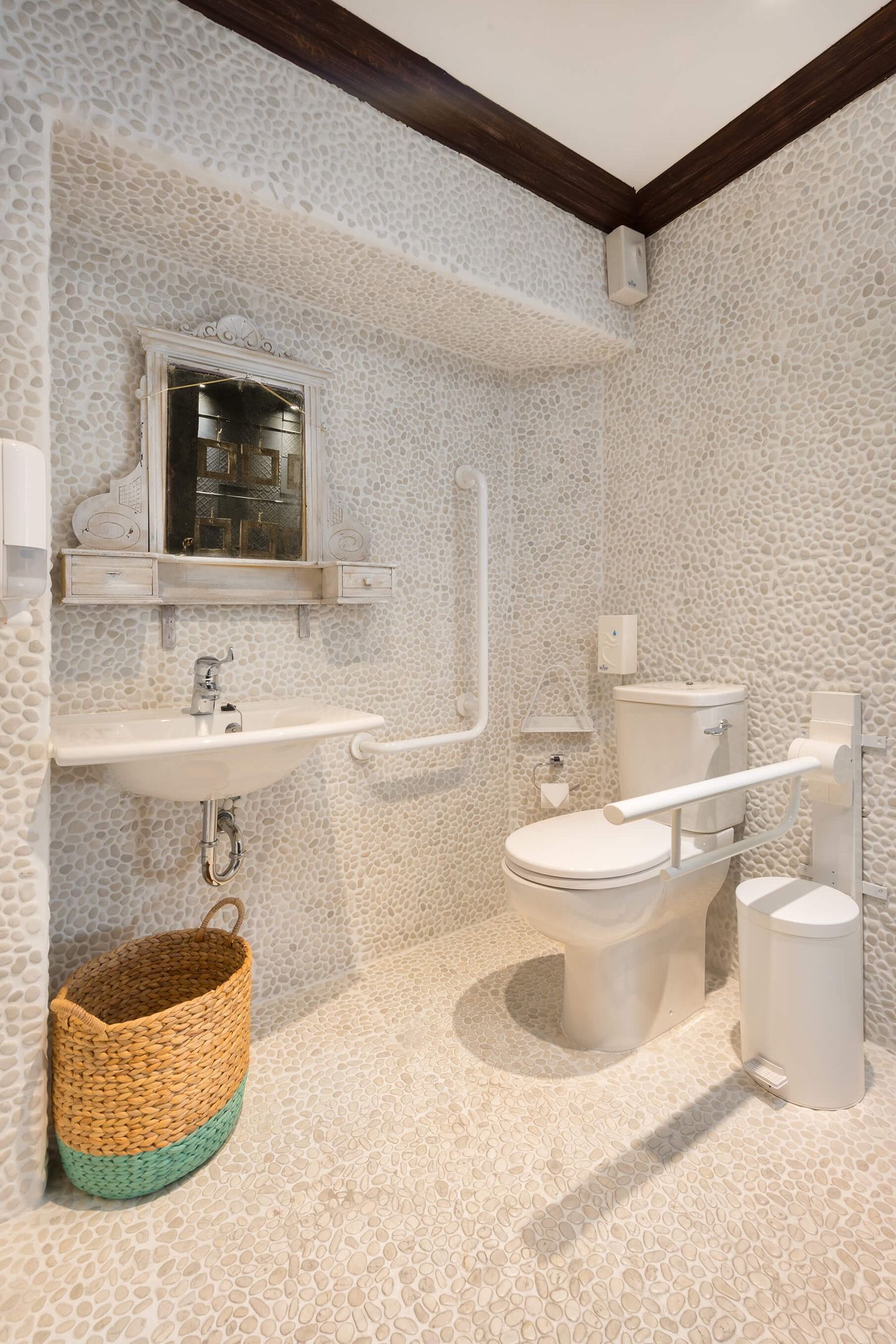 Elakati Luxury Boutique Hotel