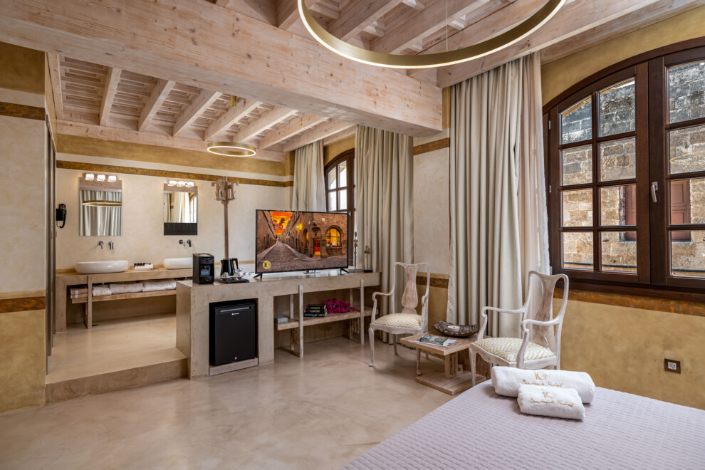 10GR Boutique Hotel & Wine Bar