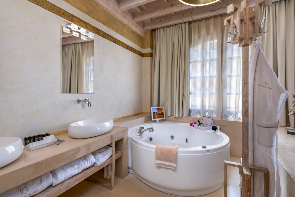 10GR Boutique Hotel & Wine Bar