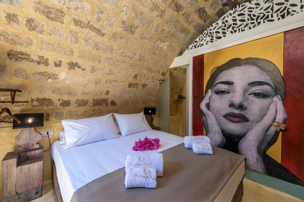 10GR Boutique Hotel & Wine Bar